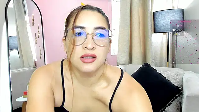 Snapshot of _LaraMom_ chatting on January 7, 2025, 12:09 pm LaraMom online show from January 7, 2025, 12:09 pm