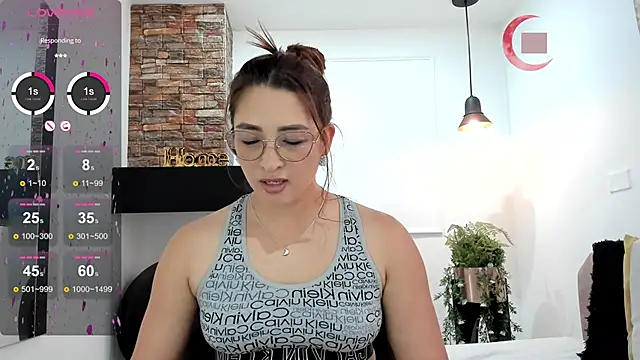 Snapshot of _LaraMom_ chatting on January 29, 2025, 6:50 pm LaraMom online show from January 29, 2025, 6:50 pm