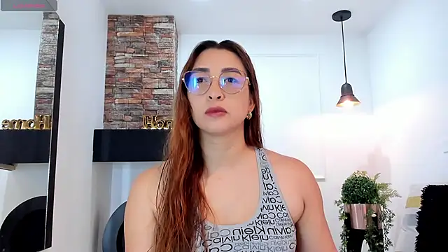 Snapshot of _LaraMom_ chatting on February 26, 2025, 12:14 pm LaraMom online show from February 26, 2025, 12:14 pm