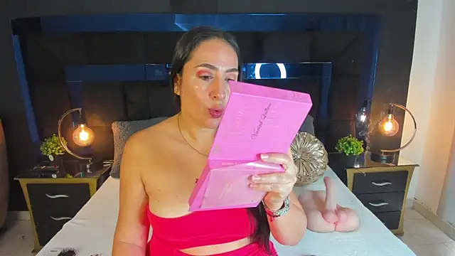 MayraVegas online show from February 19, 2025, 1:06 pm