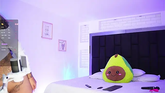 Marianamonroe  online show from November 14, 2025, 7:01 pm