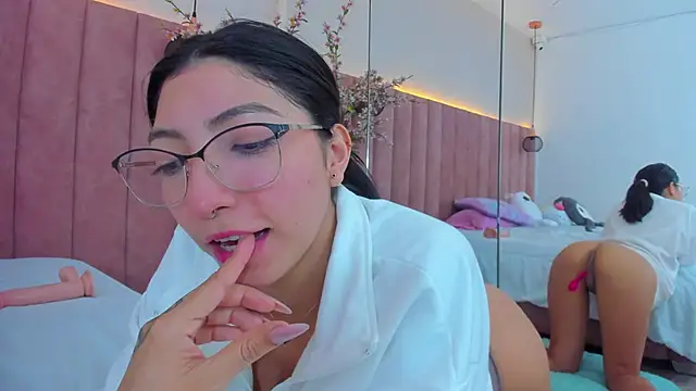 Snapshot of MarianaBranzz chatting on February 10, 2025, 7:17 pm MarianaBranzz online show from February 10, 2025, 7:17 pm