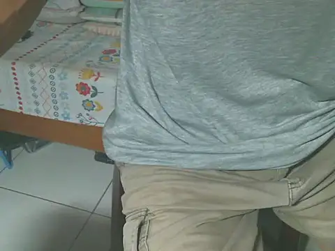 Snapshot of triangle0623 chatting on October 27, 2025, 9:24 am triangle0623 online show from October 27, 2025, 9:24 am