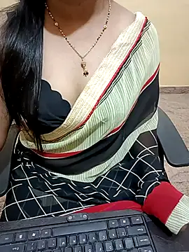 Snapshot of Nithya_05 chatting on November 14, 2025, 5:17 am Nithya 05 online show from November 14, 2025, 5:17 am
