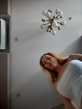 Snapshot of LavenderHot chatting on April 5, 2026, 12:41 am LavenderHot online show from April 5, 2026, 12:41 am