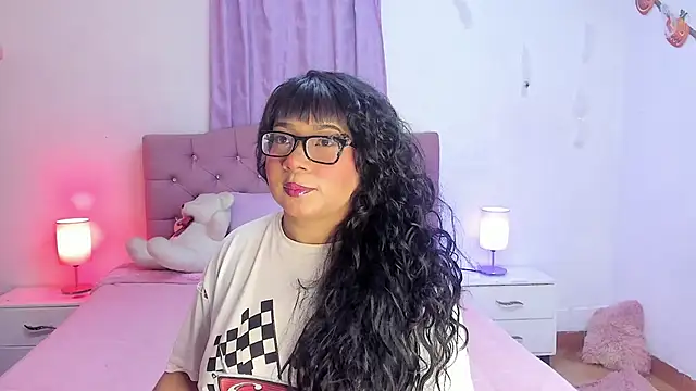 Latinabombsheell online show from November 18, 2025, 6:07 am