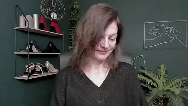 Snapshot of VivianWILD chatting on November 17, 2025, 10:43 am VivianWILD online show from November 17, 2025, 10:43 am