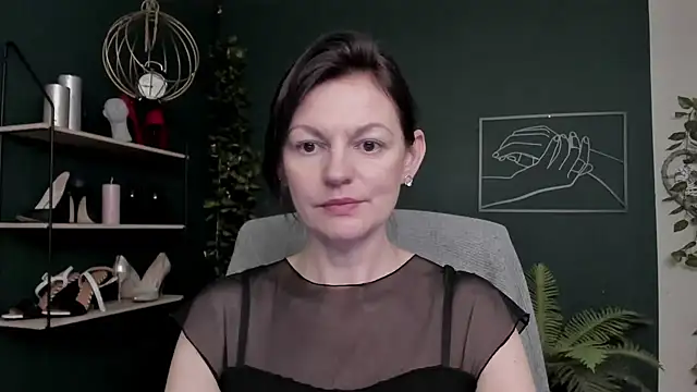 Snapshot of VivianWILD chatting on December 15, 2025, 8:18 am VivianWILD online show from December 15, 2025, 8:18 am