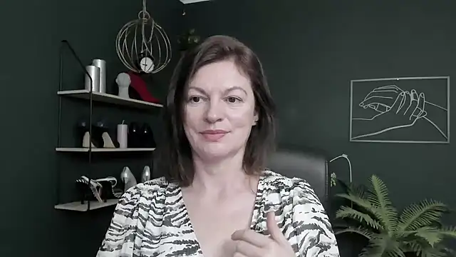 Snapshot of VivianWILD chatting on June 18, 2026, 6:35 am VivianWILD online show from June 18, 2026, 6:35 am