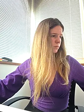 Snapshot of lucie_mehott chatting on May 7, 2026, 9:36 am lucie mehott online show from May 7, 2026, 9:36 am