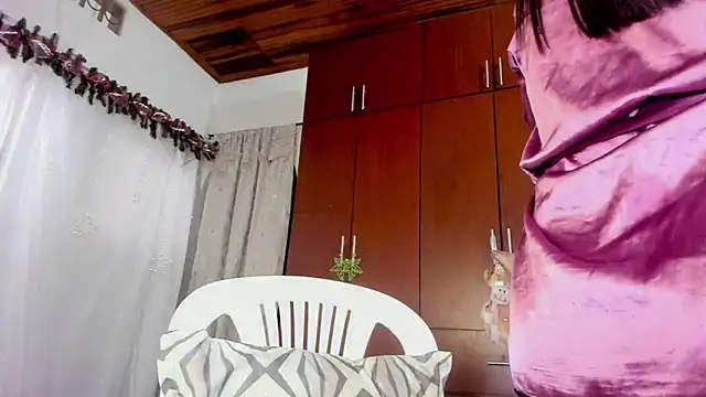 Snapshot of loreth_J chatting on December 21, 2024, 8:54 pm loreth J online show from December 21, 2024, 8:54 pm