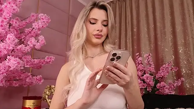 Snapshot of Elliblue chatting on December 1, 2025, 9:20 pm Elliblue online show from December 1, 2025, 9:20 pm