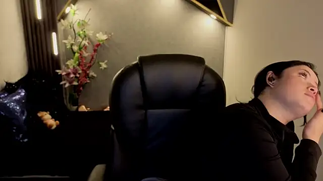 almma shy online show from November 25, 2025, 1:22 pm