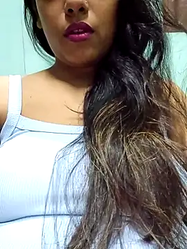 Snapshot of sexyindi_couple chatting on May 5, 2026, 12:57 pm sexyindi couple online show from May 5, 2026, 12:57 pm
