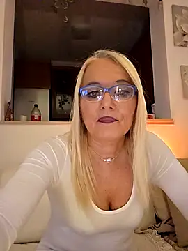 kikkastar online show from October 28, 2025, 9:06 pm