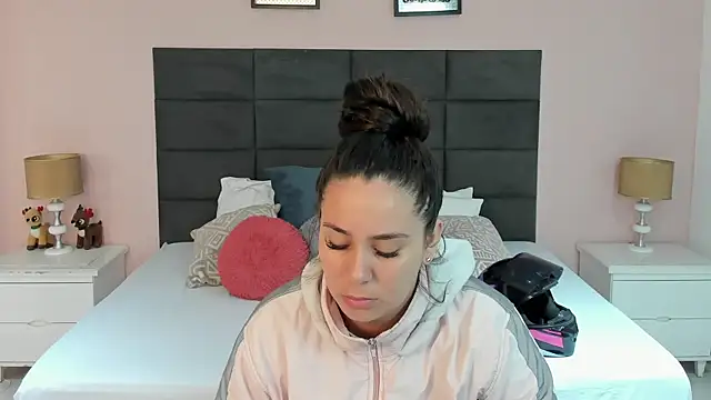 MadisonJenner online show from December 20, 2025, 11:17 am