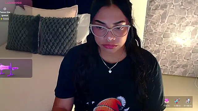 angela santana  online show from October 16, 2025, 11:39 pm