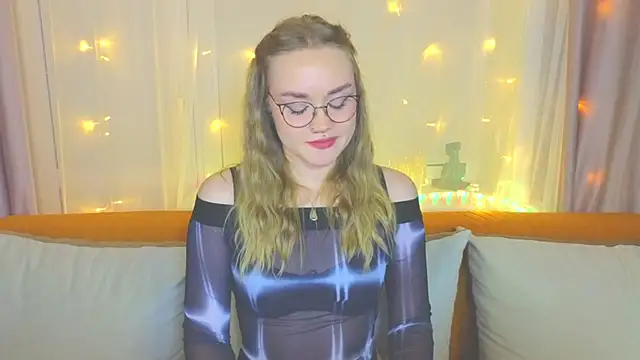 Snapshot of Aurora_Golden1 chatting on February 12, 2025, 7:13 pm Aurora Golden1 online show from February 12, 2025, 7:13 pm