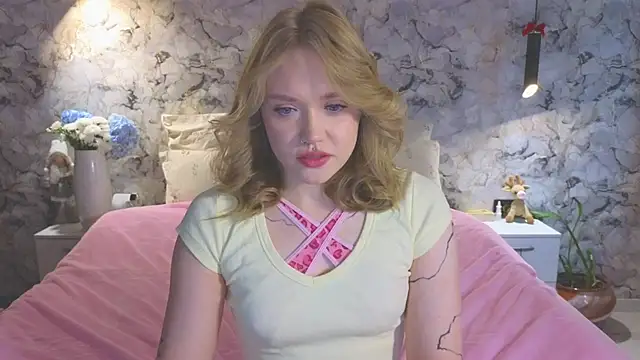 Snapshot of Aurora_Golden1 chatting on May 13, 2026, 12:30 am Aurora Golden1 online show from May 13, 2026, 12:30 am