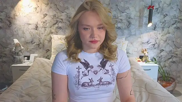 Snapshot of Aurora_Golden1 chatting on June 23, 2026, 4:32 am Aurora Golden1 online show from June 23, 2026, 4:32 am