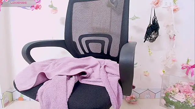 Snapshot of Embez-Damdang chatting on December 6, 2024, 6:17 pm Embez-Damdang online show from December 6, 2024, 6:17 pm