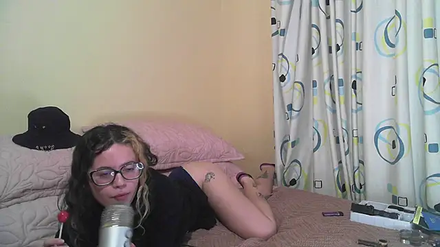 Snapshot of frikigyal chatting on February 18, 2025, 2:38 am frikigyal online show from February 18, 2025, 2:38 am