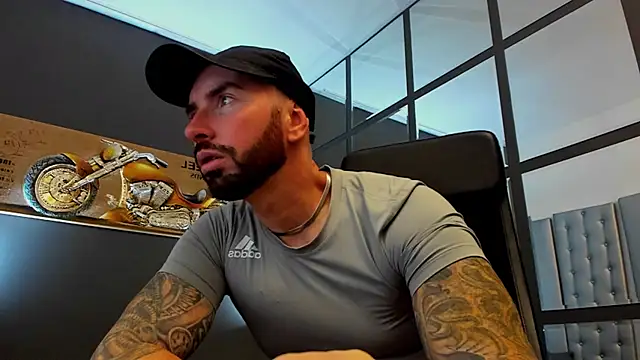 Snapshot of AronGrant chatting on October 1, 2025, 10:21 am AronGrant online show from October 1, 2025, 10:21 am