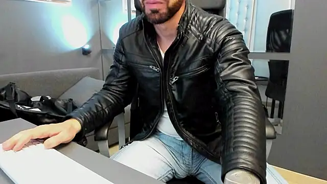 Snapshot of AronGrant chatting on October 7, 2025, 8:44 am AronGrant online show from October 7, 2025, 8:44 am