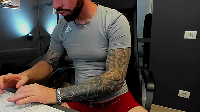 Snapshot of AronGrant chatting on November 1, 2025, 11:12 am AronGrant online show from November 1, 2025, 11:12 am