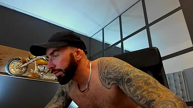 Snapshot of AronGrant chatting on November 9, 2025, 10:46 am AronGrant online show from November 9, 2025, 10:46 am