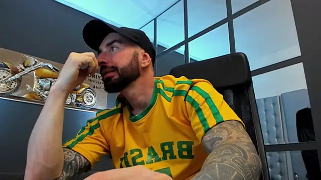 Snapshot of AronGrant chatting on November 12, 2025, 12:27 pm AronGrant online show from November 12, 2025, 12:27 pm