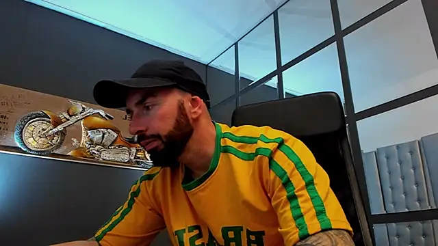 Snapshot of AronGrant chatting on November 15, 2025, 9:39 am AronGrant online show from November 15, 2025, 9:39 am