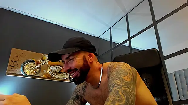 Snapshot of AronGrant chatting on November 18, 2025, 9:58 am AronGrant online show from November 18, 2025, 9:58 am