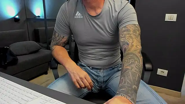 Snapshot of AronGrant chatting on November 19, 2025, 9:31 am AronGrant online show from November 19, 2025, 9:31 am