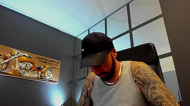 Snapshot of AronGrant chatting on December 4, 2025, 10:57 am AronGrant online show from December 4, 2025, 10:57 am