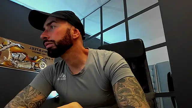 Snapshot of AronGrant chatting on December 14, 2025, 10:42 am AronGrant online show from December 14, 2025, 10:42 am