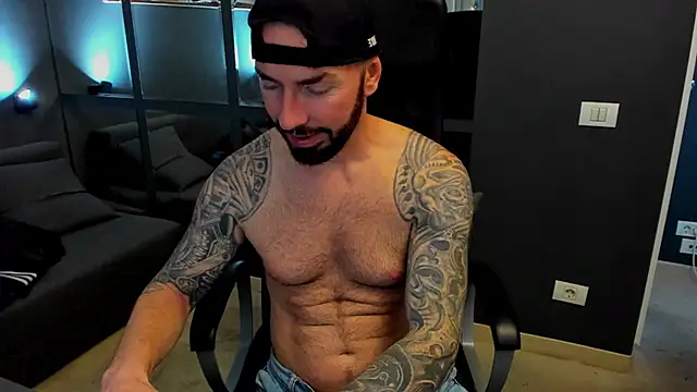 Snapshot of AronGrant chatting on December 19, 2025, 10:11 am AronGrant online show from December 19, 2025, 10:11 am