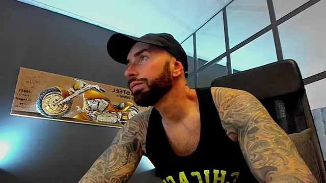 Snapshot of AronGrant chatting on December 22, 2025, 9:50 am AronGrant online show from December 22, 2025, 9:50 am