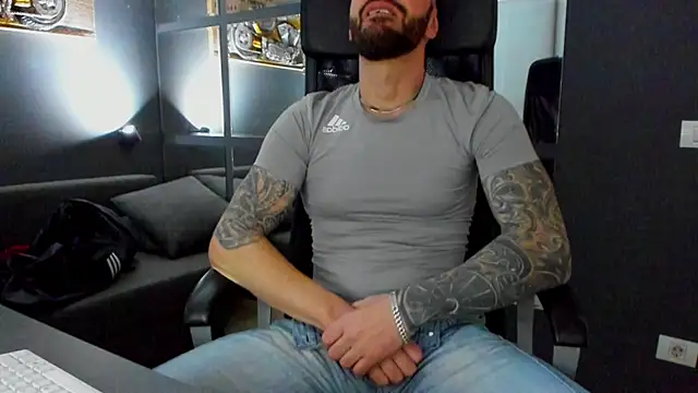 Snapshot of AronGrant chatting on February 11, 2026, 10:42 am AronGrant online show from February 11, 2026, 10:42 am