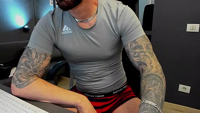 Snapshot of AronGrant chatting on February 12, 2026, 11:05 am AronGrant online show from February 12, 2026, 11:05 am