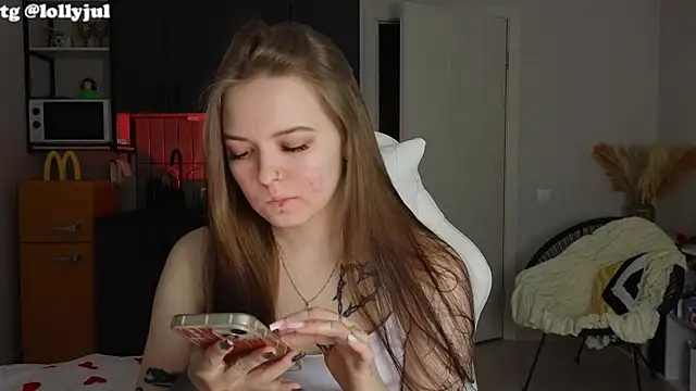 doll lol  online show from October 9, 2025, 5:55 pm