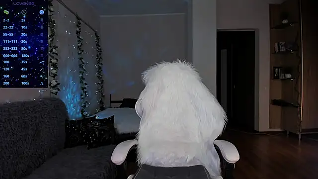 -danae- online show from December 12, 2024, 6:42 pm