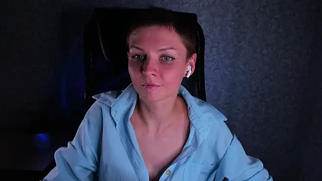 -danae- online show from April 18, 2026, 12:25 am