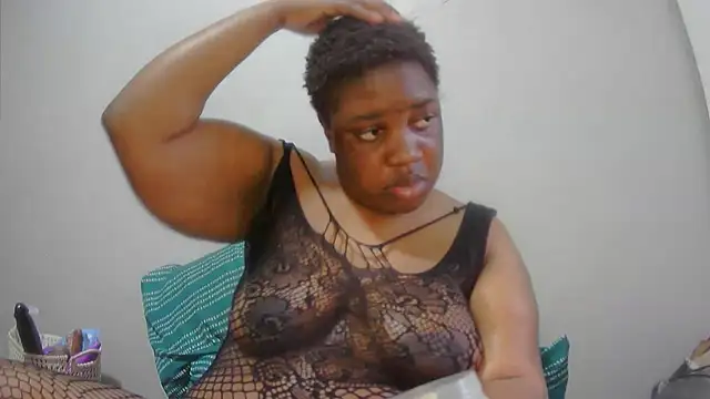 Snapshot of assqueenxx chatting on December 16, 2025, 4:17 am assqueenxx online show from December 16, 2025, 4:17 am