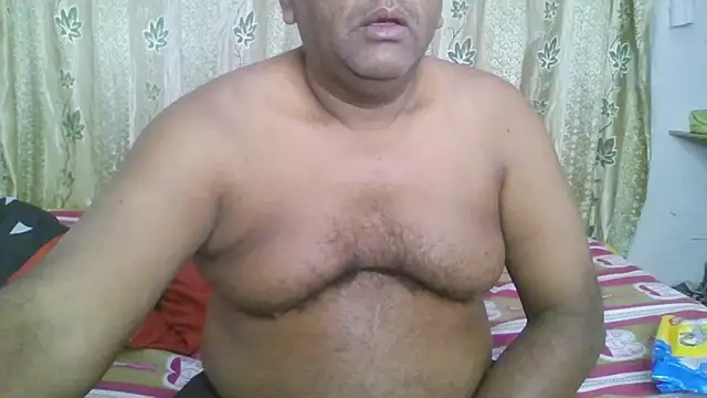 Snapshot of Beargryzzly chatting on December 15, 2024, 3:45 am Beargryzzly online show from December 15, 2024, 3:45 am