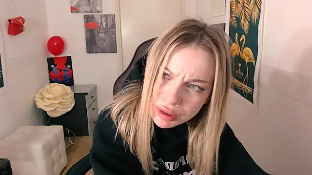 Snapshot of HeyDoraa chatting on December 4, 2024, 1:42 pm HeyDoraa online show from December 4, 2024, 1:42 pm