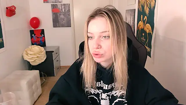 Snapshot of HeyDoraa chatting on December 4, 2024, 4:49 pm HeyDoraa online show from December 4, 2024, 4:49 pm