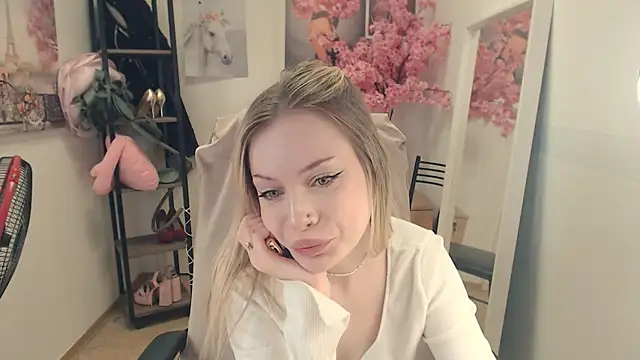 Snapshot of HeyDoraa chatting on December 6, 2024, 4:49 pm HeyDoraa online show from December 6, 2024, 4:49 pm