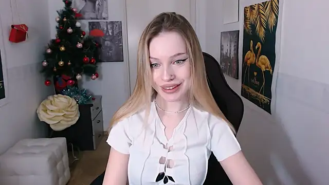 Snapshot of HeyDoraa chatting on December 19, 2024, 3:08 pm HeyDoraa online show from December 19, 2024, 3:08 pm