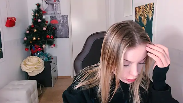 Snapshot of HeyDoraa chatting on December 21, 2024, 3:20 pm HeyDoraa online show from December 21, 2024, 3:20 pm